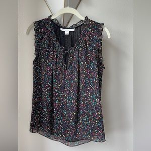 DIANE VON FURSTENBERG
Printed V-Neck Blouse US 2 / XS